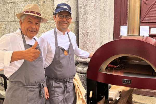 Le chef Régis Marcon cuisine dans un four à pizza Alfa Forni